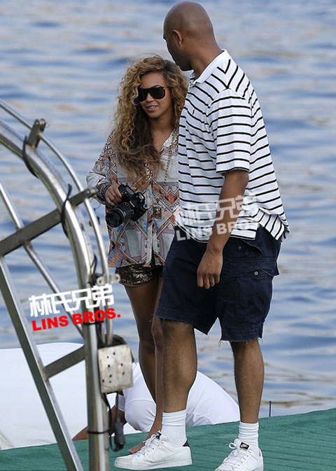 Jay Z带着Beyonce, 女儿Blue Ivy来到法国南部，与Bey接吻 (照片)