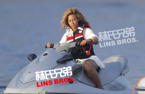 Jay Z和妻子Beyoncé在地中海驾驶摩托艇 (照片)