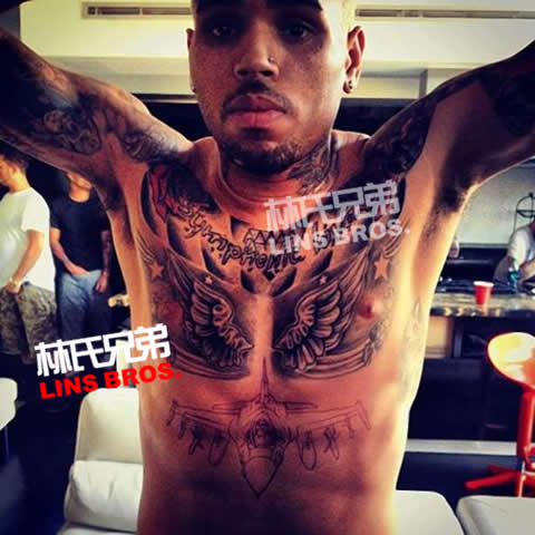 Chris Brown在腹肌上添加战斗机图案纹身，与上周Rihanna纹身相似位置 (照片)