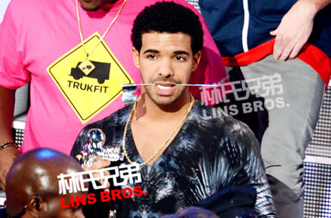 Drake遇到Chris Brown在MTV录影带大奖颁奖典礼现场 (照片)