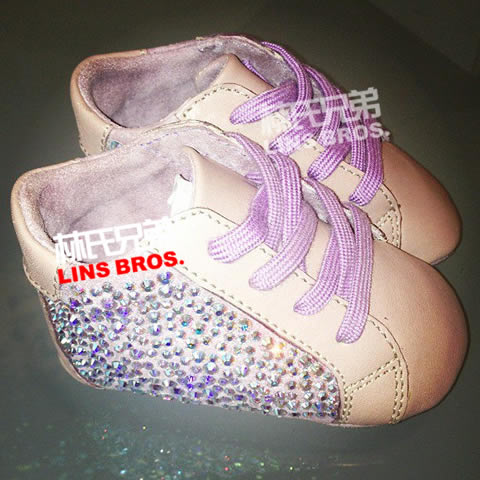 Jay Z和Beyonce女儿Blue Ivy定制款鞋子曝光，$800美元 (照片)