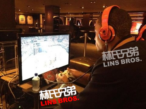 Jay Z与Nas, 德里克·罗斯来到40/40体育酒吧举办NBA 2k13游戏发布Party (照片)