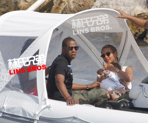 Beyonce, Jay Z和女儿Blue Ivy结束法国度假回家 (照片)