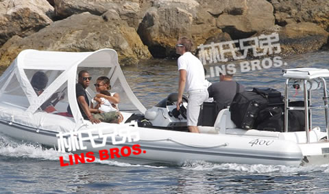 Beyonce, Jay Z和女儿Blue Ivy结束法国度假回家 (照片)
