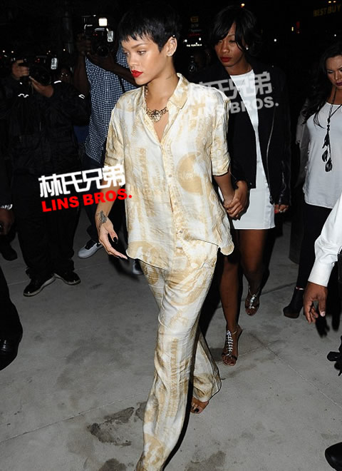 Rihanna出席老板Jay Z体育酒吧40/40在布鲁克林网队球馆Barclays中心开业 (照片)