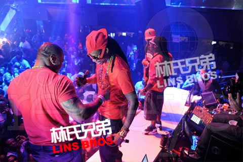 Lil Wayne庆祝2 Chainz生日，在LIV夜店Party上表演 (照片)