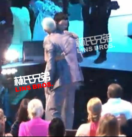 Chris Brown和Rihanna在2012 MTV VMAs上拥抱 (照片)