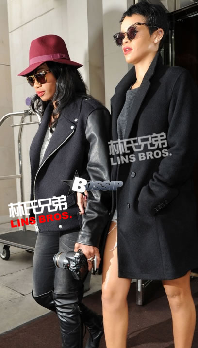 Rihanna与最好的朋友Melissa牵手离开伦敦Hotel (照片)