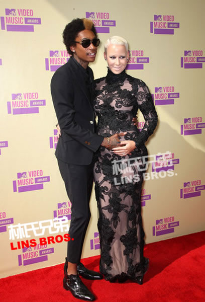 Wiz Khalifa和未婚妻Amber Rose MTV VMAs红地毯宣布怀孕 
