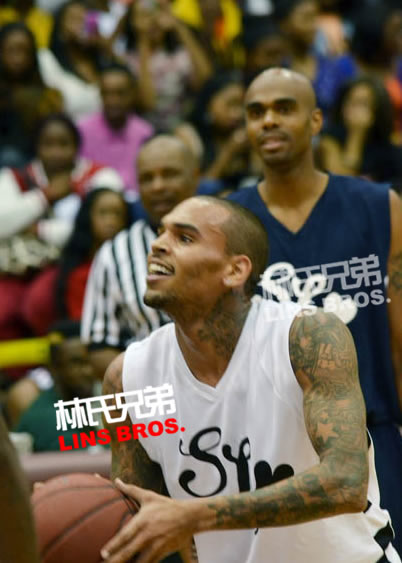 Chris Brown, Nelly等在亚特兰大All Star名人篮球慈善赛 (照片)