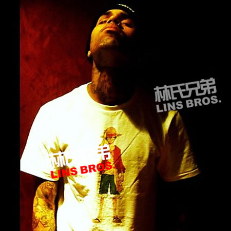 Chris Brown在脖子上再添新纹身 狮子头Tattoo (照片)