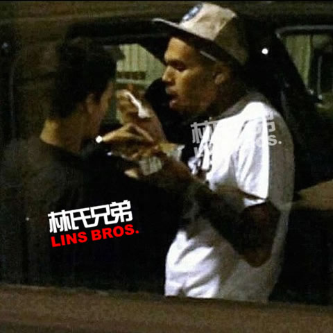 Chris Brown与Rihanna亲密分享一盘美食 (照片)