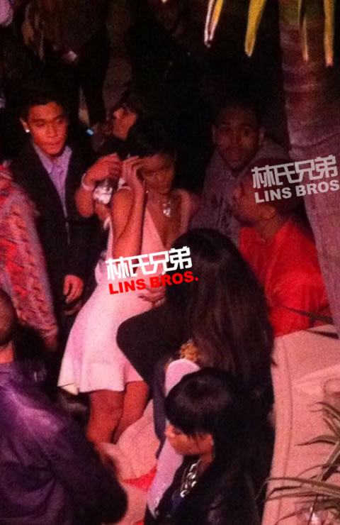 Chris Brown与前女友Rihanna重聚在公众面前接吻 (照片)