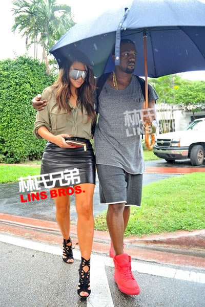 Kanye West迈阿密为女友卡戴珊Kim Kardashian打伞 (照片)