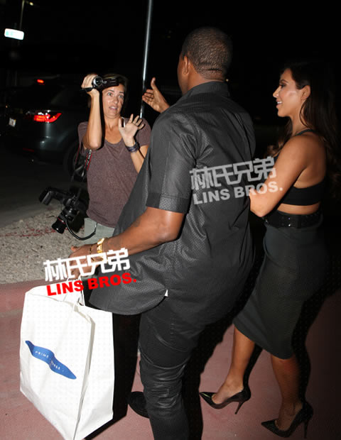 Kanye West听到Kim K.前男友名字，上前夺狗仔摄像机 (照片)