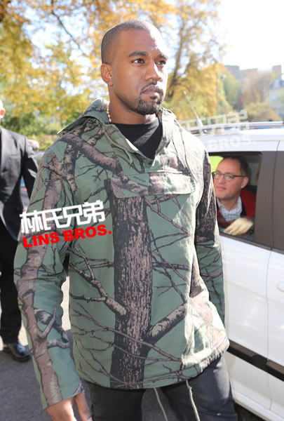 Kanye West披着大树出席巴黎时装周Céline秀 (照片)