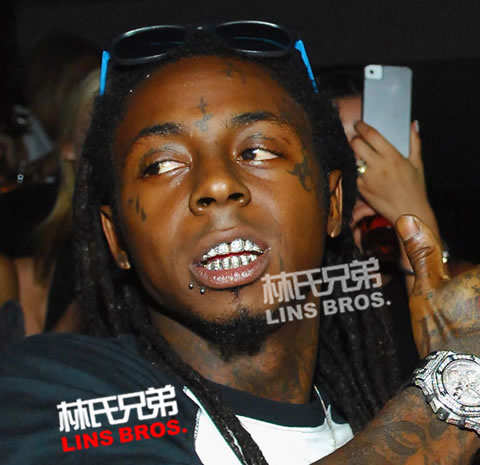 Lil Wayne在飞机上突发类癫痫症状，飞机迫降，紧急住院 