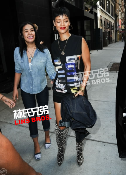 Rihanna穿着近2万元Tom Ford蟒蛇皮靴 (照片)