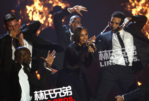 Alicia Keys在MTV欧洲音乐大奖EMA表演New Day和Girl On Fire (视频)