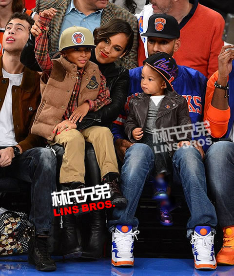 Alicia Keys, Swizz Beatz和他们儿子观看纽约尼克斯Vs.迈阿密热火NBA比赛 (照片)