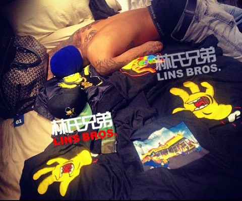 Chris Brown半裸睡在Rihanna床上, RiRi陪伴拍摄并分享 (照片)