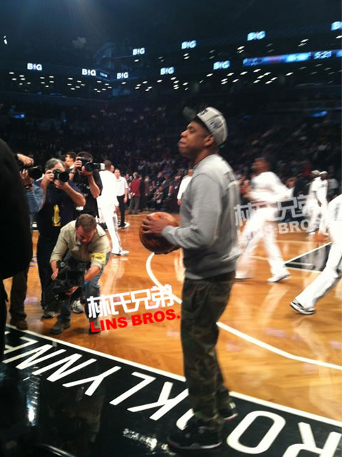 Jay Z与妻子Beyoncé观看纽约两支NBA球队尼克斯队Vs.布鲁克林网队比赛 (照片)