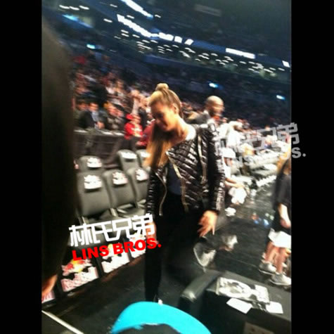 Jay Z与妻子Beyoncé观看布鲁克林网队Vs.洛杉矶快船队NBA比赛 (照片)
