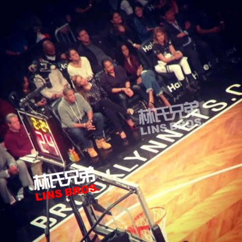 Jay Z与妻子Beyoncé观看布鲁克林网队Vs.洛杉矶快船队NBA比赛 (照片)