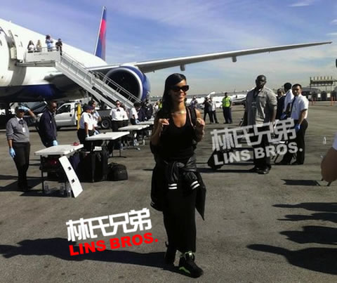 Rihanna的7张来自她777全球巡回演出在波音777飞机上照片 (照片)
