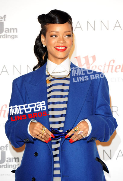 Rihanna在英国伦敦开启Christmas Lights圣诞灯, 庆祝新专辑发行 (照片)
