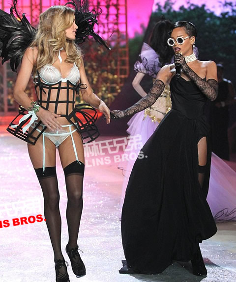 Rihanna在2012维多利亚的秘密(Victorias Secret) Show演出 (照片)