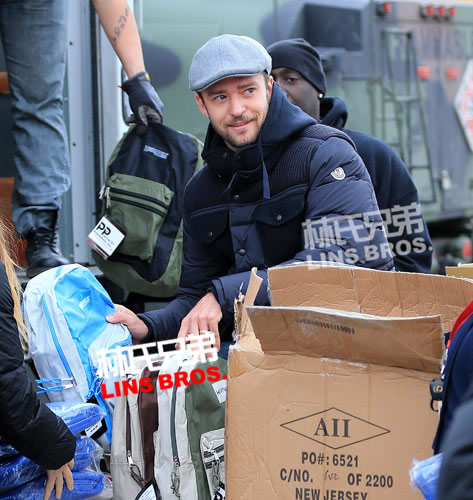Justin Timberlake和Timbaland做慈善向桑迪飓风受灾民众捐赠物资 (照片)
