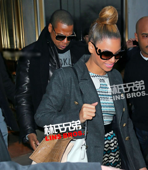 Jay Z和妻子Beyonce在Christmas Eve出来购物 (照片)