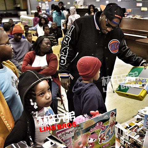 Young Jeezy圣诞假期发放玩具给儿童做慈善 (照片)