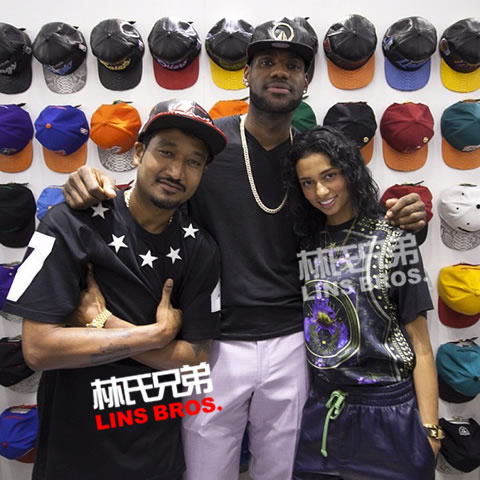 詹姆斯与Kanye West, Kim Kardashian聚在一起庆祝新球帽产品线上市 (照片)