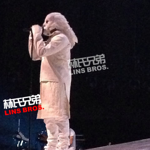 Kanye West戴着多款面具在大西洋城开演唱会 (照片)