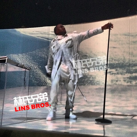Kanye West戴着多款面具在大西洋城开演唱会 (照片)