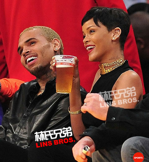 Chris Brown和Rihanna公开亮相一起观看NBA湖人队Vs.尼克斯队圣诞大战 (照片)