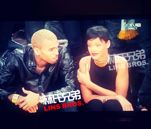 Chris Brown和Rihanna公开亮相一起观看NBA湖人队Vs.尼克斯队圣诞大战 (照片)