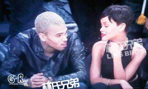 Chris Brown和Rihanna公开亮相一起观看NBA湖人队Vs.尼克斯队圣诞大战 (照片)