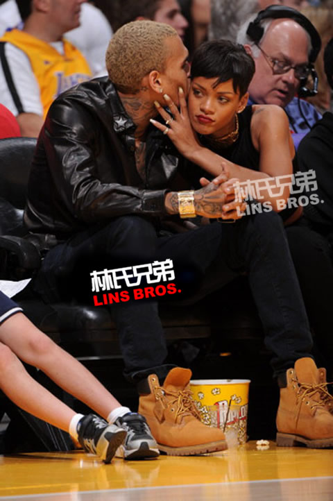 更多Rihanna和Chris Brown一起观看湖人Vs.尼克斯NBA圣诞大战 (照片)
