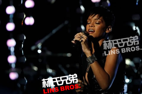 Rihanna在The Voice选秀节目总决赛表演Diamonds照片