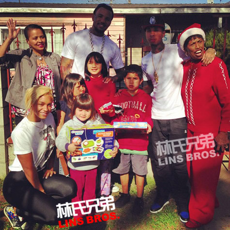 Game和Tyga在Compton送圣诞礼物给人们做慈善 (照片)