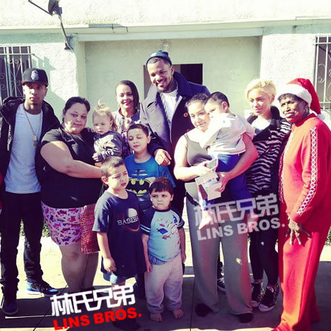 Game和Tyga在Compton送圣诞礼物给人们做慈善 (照片)