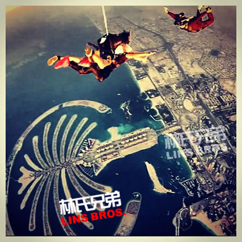 Usher在中东阿联酋Dubai迪拜棕榈岛玩高空跳伞极限运动 (照片)