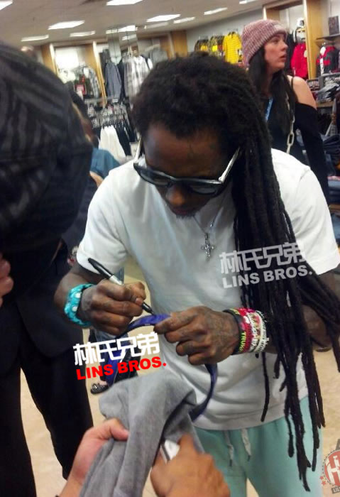 Lil Wayne来到Dillard’s商店宣传TRUKFIT服装产品线 (照片)