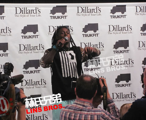 Lil Wayne来到Dillard’s商店宣传TRUKFIT服装产品线 (照片)
