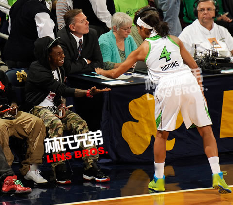 Lil Wayne在印第安纳州观看NCAA大学女子篮球比赛 (照片)