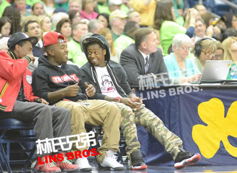 Lil Wayne在印第安纳州观看NCAA大学女子篮球比赛 (照片)