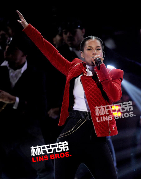 Alicia Keys在2013 People’s Choice Awards演出 (照片)